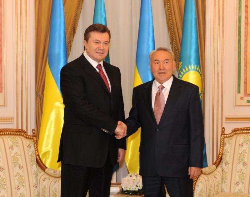 Президент Казахстана Нурсултан Назарбаев (справа) и Президент Украины Виктор Янукович. Фото ©akorda.kz