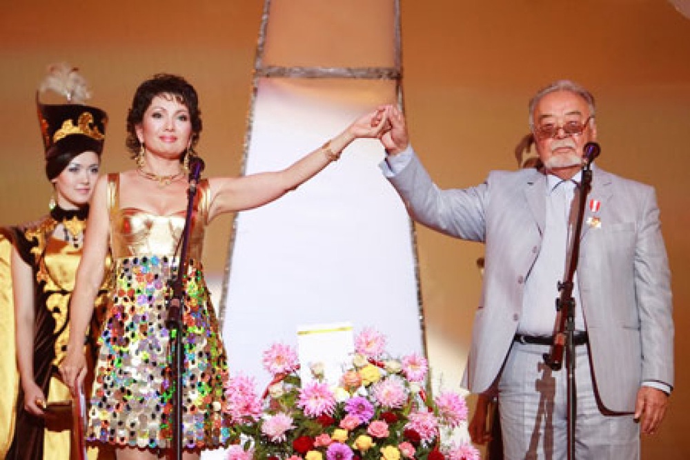 Венера Нигматулина и президент кинофестиваля Асанали Ашимов. Фото с официального сайта