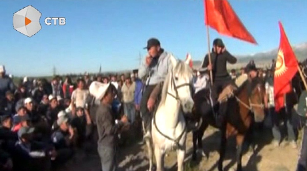 На Иссык-Куле произошли столкновения между митингующими и милицией. Кадр телеканала ©СТВ