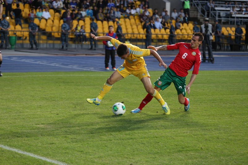 Азат Нургалиев в борьбе за мяч. Фото Ярослав Радловский. 