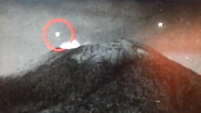 НЛО влетает в жерло вулкана Попокатепетль. Кадр телеканала Televisa