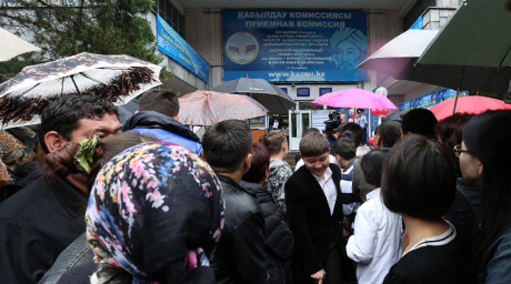 Выпускники, сдавшие ЕНТ, выходят из здания университета. Фото ©Ярослав Радловский
