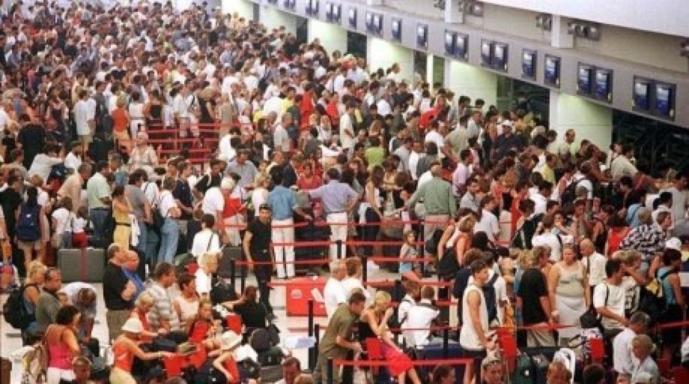 Туристы в аэропорту Анталии в очереди к стойкам регистрации. Фото ©REUTERS