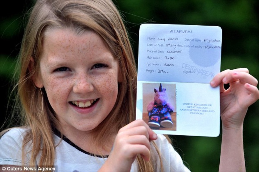 9-летняя британка Эмили Харрис с паспортом своей игрушки. Фото с сайта dailymail.co.uk