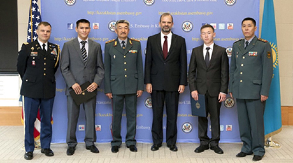 Посол США в Казахстане Кеннет Фейрфакс вручил сертификаты на поступление в высшие военные учебные заведения ВС США.  Фото ©mod.gov.kz