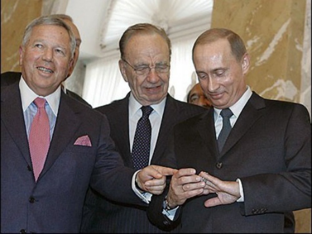 Роберт Крафт (крайний слева) на встрече с Путиным в 2005 году.  Фото с сайта breitbart.com 