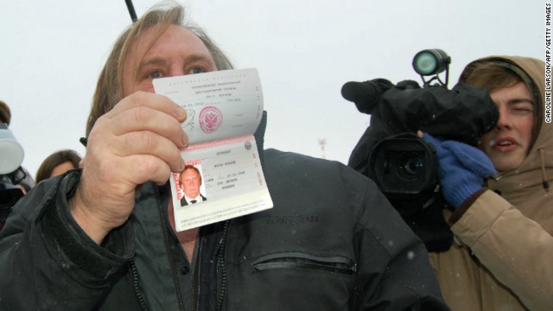 Жерар Депардье демонстрирует свой российский паспорт. Фото с сайта cnn.com 