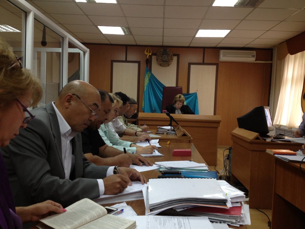 В суде Бостандыкского района Алматы продолжается судебное заседание в отношении восьми человек.
Фото ©Владимир Прокопенко