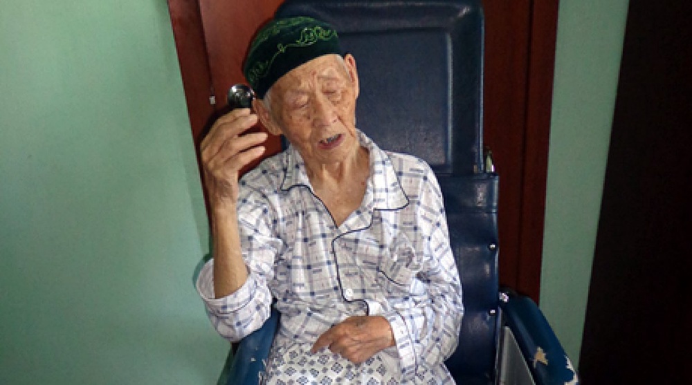 95-летний ветеран ВОВ Габбас Мустафаулы после падения не может ходить. Фото из личного архива