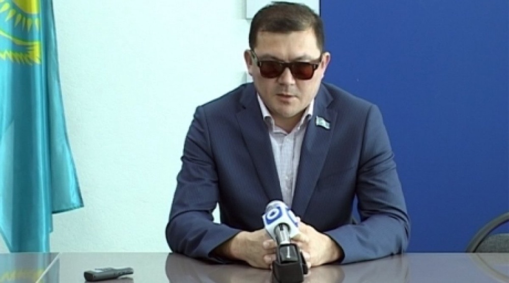 Нургазы Бухарбаев на пресс-конференции. Фото otyrar.kz