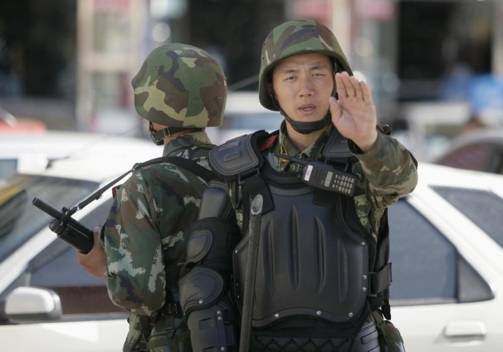 Китайский полицейский в спецобмундировании. Фото ©REUTERS