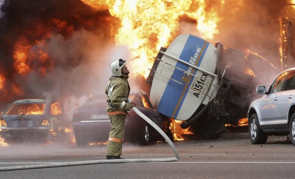 Горящий бензовоз. Фото ©REUTERS