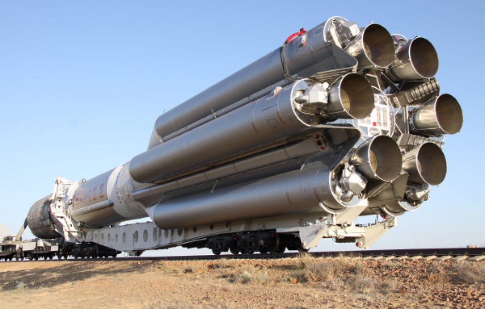 Вывоз ракеты космического назначения "Протон-М". Фото ©РИА Новости