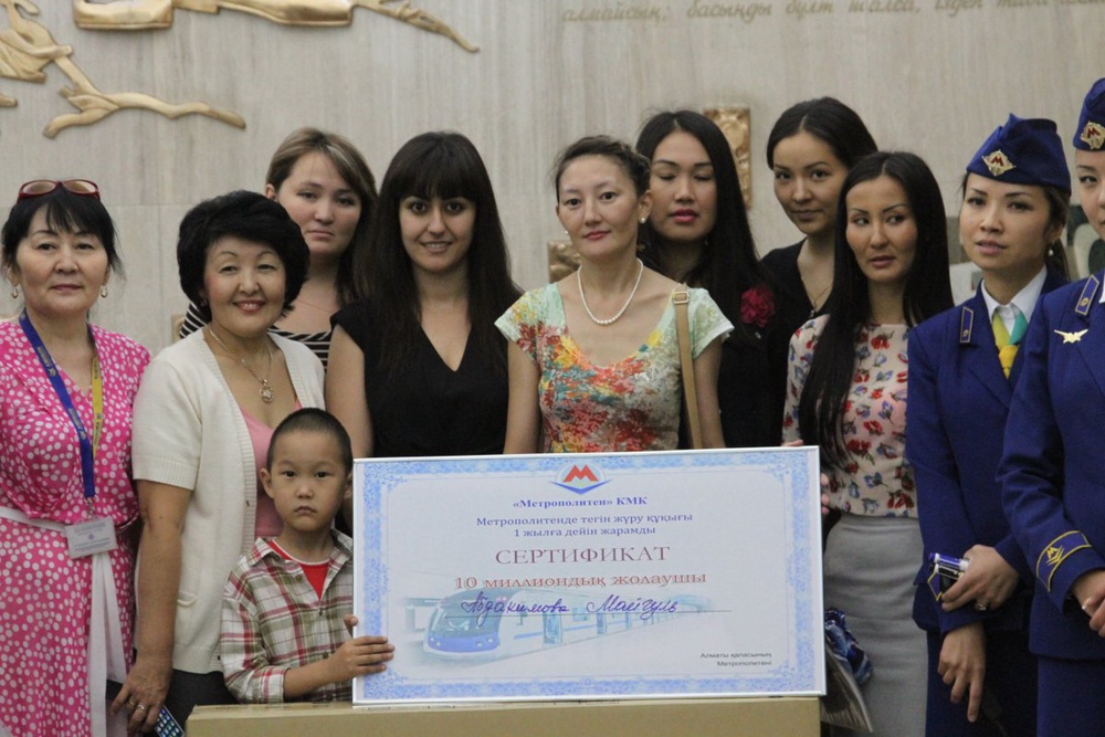 10-миллионного пассажира наградили в метро Алматы
Фото ©Владимир Прокопенко