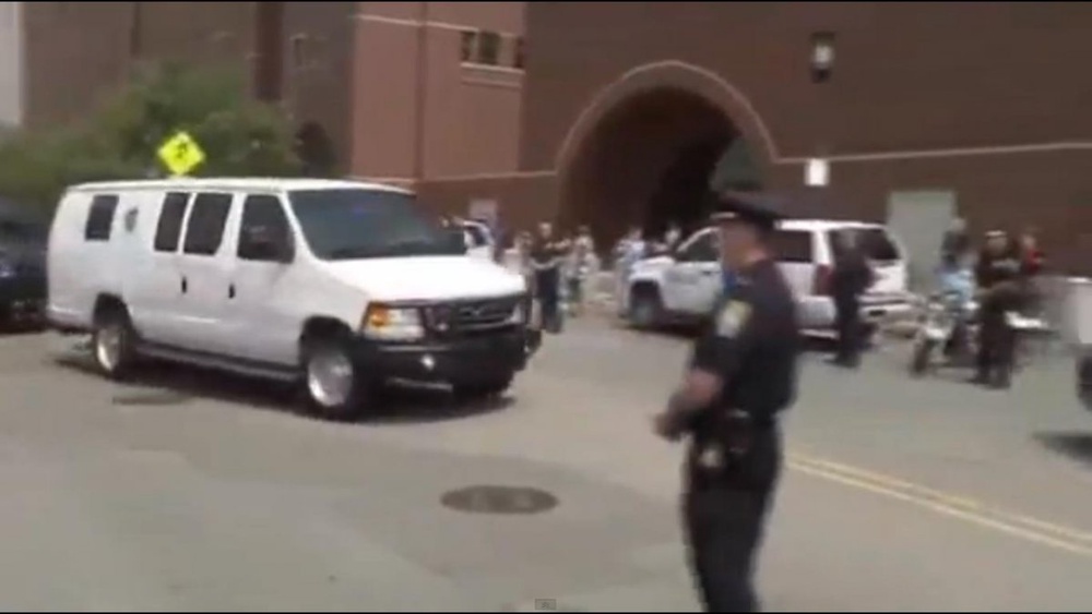 Автомобиль с Царнаевым прибыл к зданию суда. Кадр: AssociatedPress