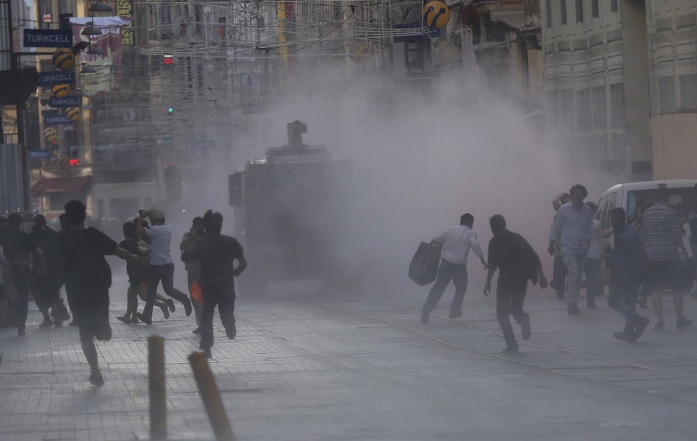 Полиция применяет водометы во время беспорядков в Стамбуле. Фото ©REUTERS