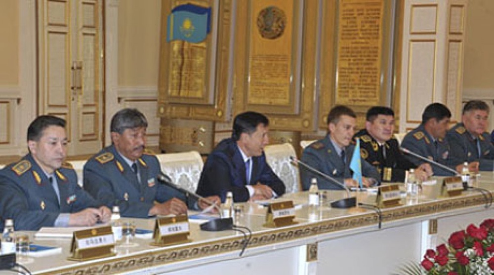 Встреча Министра обороны Казахстана с заместителем Председателя Центрального военного совета КНР господином Фань Чанлуном. Фото ©mod.gov.kz