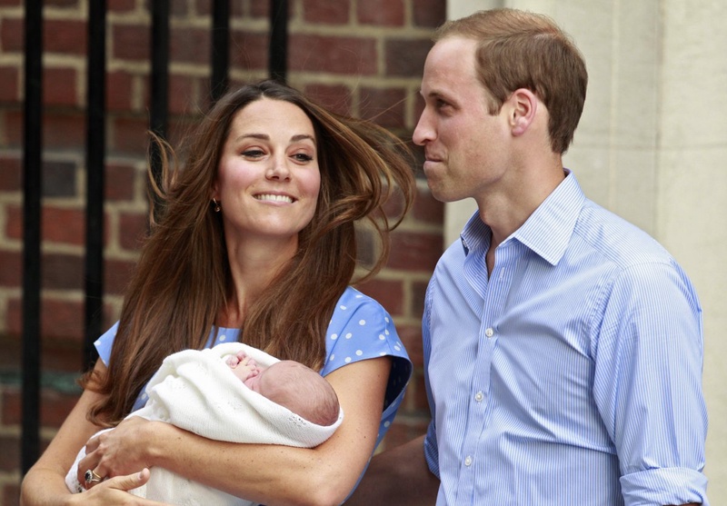 Кейт Мидлтон и принц Уильям с новорожденным. Фото ©REUTERS