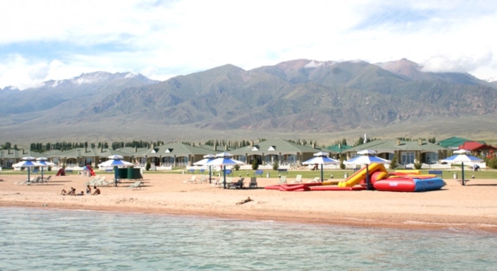 Вид на пляж и горы с пирса санатория "Карвен 4 сезона". Фото с сайта vse.kz
