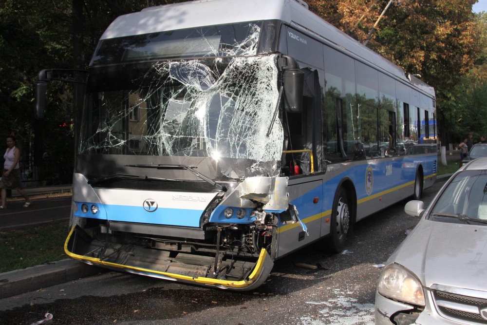 Пять человек пострадали при столкновении автобуса и троллейбуса в Алматы.
Фото ©Владимир Прокопенко