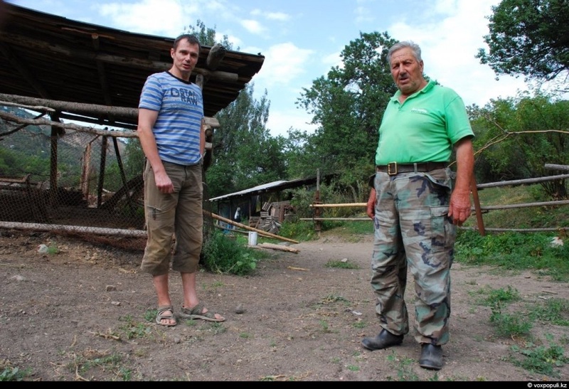 Игорь Захаропуло (слева) и его отец Панайот. Фото voxpopuli.kz