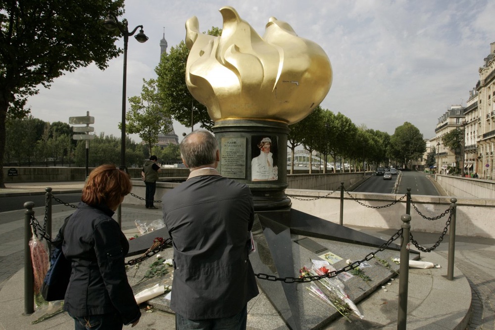 Монумент "Пламя Свободы" на Пляс де l'Alma в Париже, на месте гибели принцессы Дианы. Фото ©REUTERS