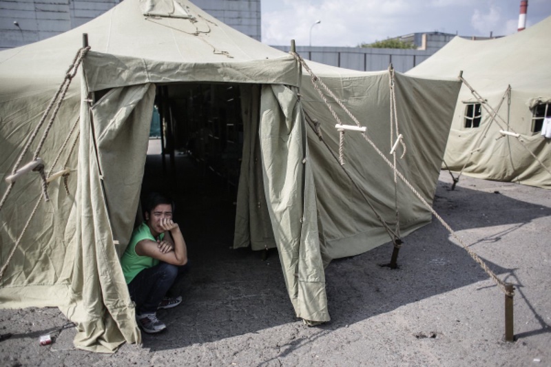 Мигрант во временном палаточном лагере в Гольяново. Фото ©РИА Новости