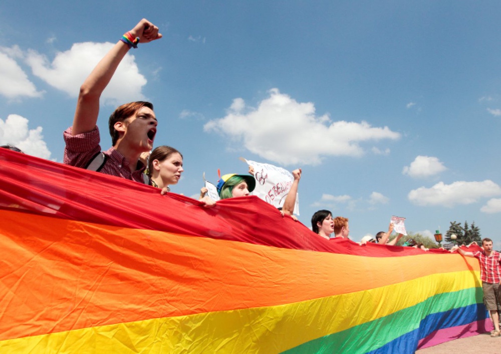 Участники акции в защиту ЛГБТ. Фото ©РИА Новости