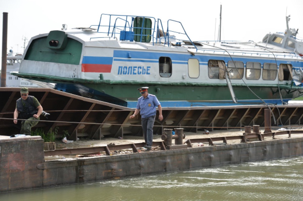 Поднятый из воды реки Иртыш потерпевший крушение теплоход "Полесье-8". Фото ©РИА Новости
