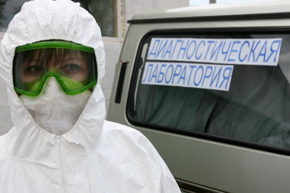 Сотрудник передвижной диагностической лаборатории. Фото ©РИА Новости