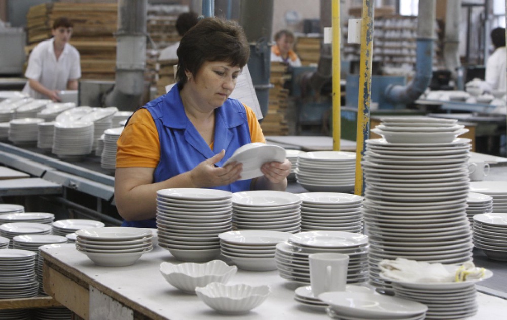 Работница проверяет готовые фарфоровые тарелки. Фото ©РИА Новости