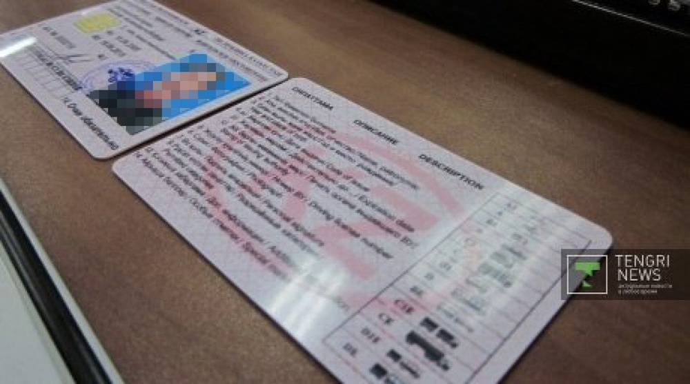 В Актобе выявлены случаи выдачи водительских удостоверений лицам, состоящим на учете в психоневрологическом и наркологическом диспансерах. Фото ©tengrinews.kz