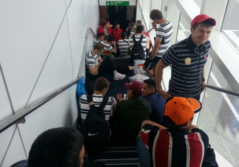 Футболисты "Шахтера" около часа просидели взаперти в аэропорту Глазго. Фото Vesti.kz©