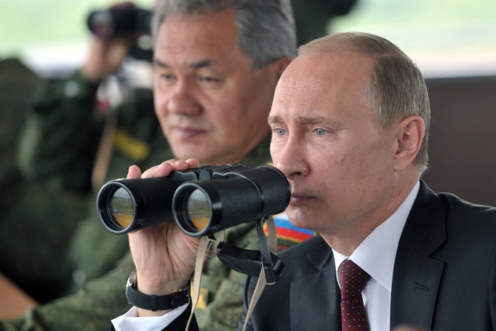Президент России Владимир Путин (справа) и министр обороны РФ Сергей Шойгу. Фото ©РИА Новости