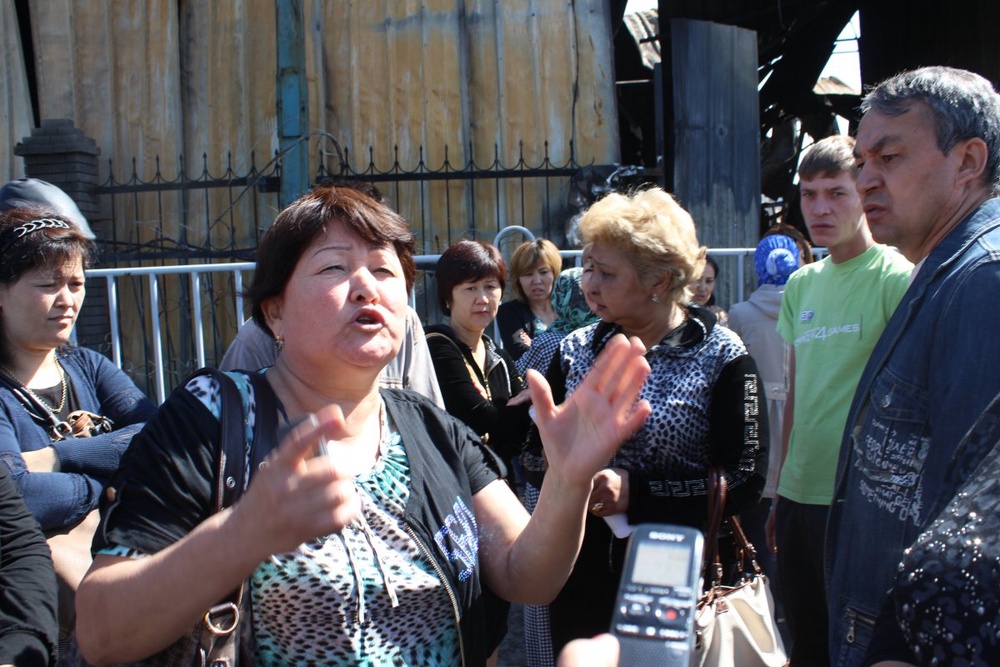 Торговцы сгоревших рынков на барахолке Алматы просят свое руководство и власти города восстановить рабочие места. Фото ©Роза Есенкулова