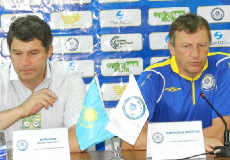 Виктор Кумыков (слева) и Мирослав Беранек. Фото с сайта Федерации футбола Казахстана.