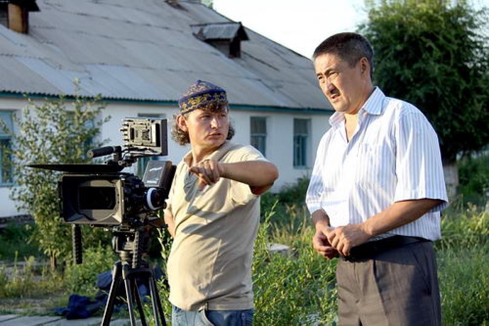 Еркин Ракишев во время съемок фильма "Брат мой Борат". Фото с сайта np.kz