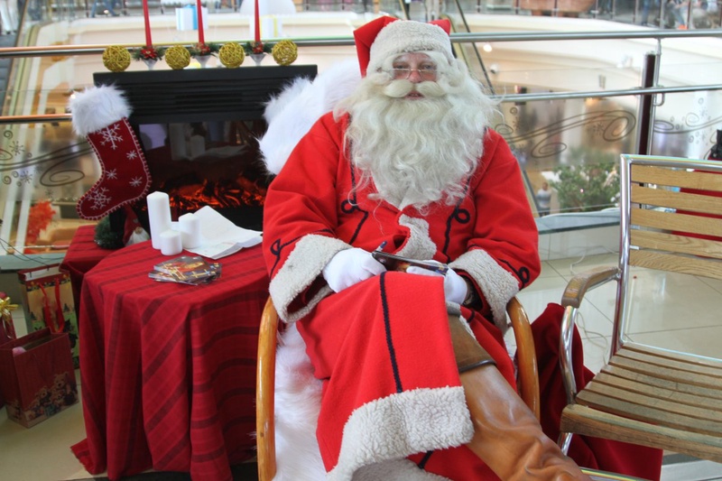 Санта-Клаус прибыл в один из торговых домов Алматы из Лапландии. Фото Tengrinews.kz