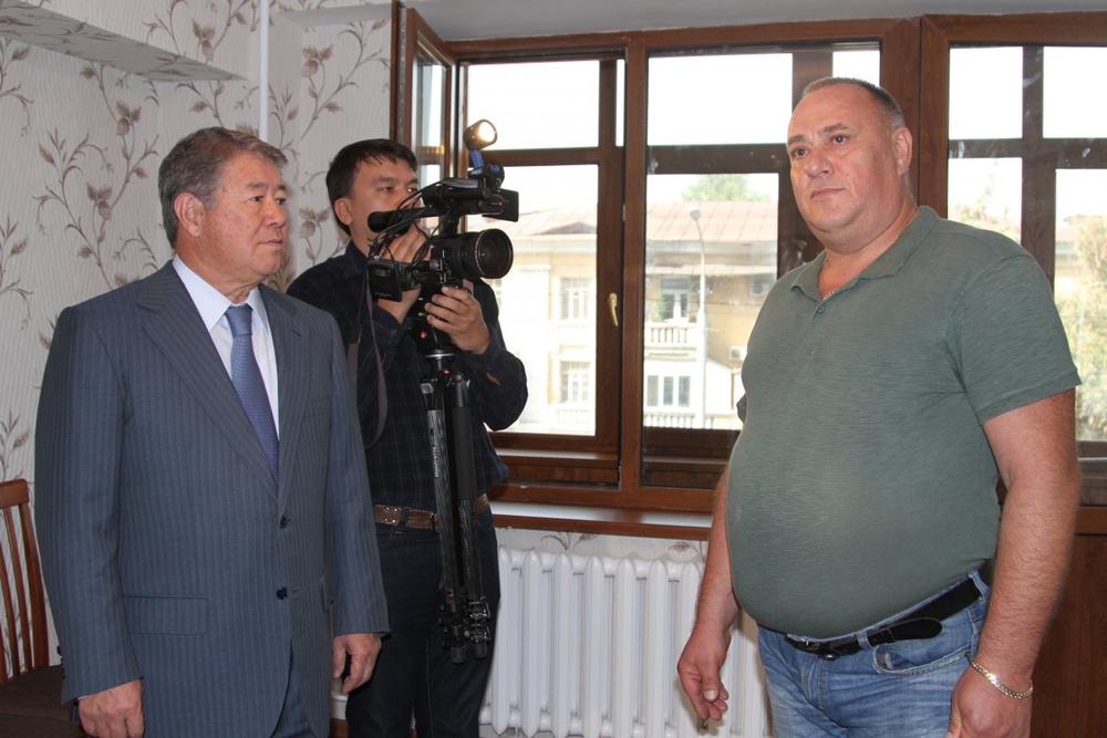 Аким Алматы Ахметжан Есимов с жителем дома, в отремонированной кваритре. Фото ©Асемгуль Касенова