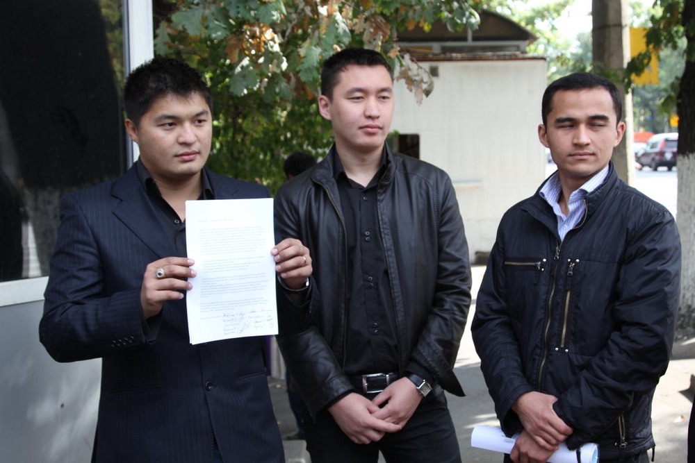 Активисты возле офиса ООН в Алматы. Фото ©Алишер Ахметов