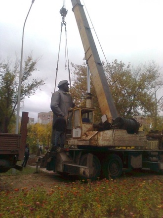 Демонтаж памятника. Фото ©tengrinews.kz