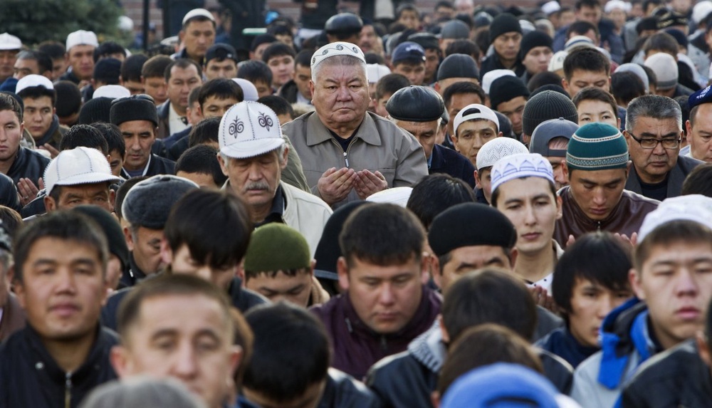 Молитва у центральной мечети в Алматы на Курбан айт. Фото ©REUTERS