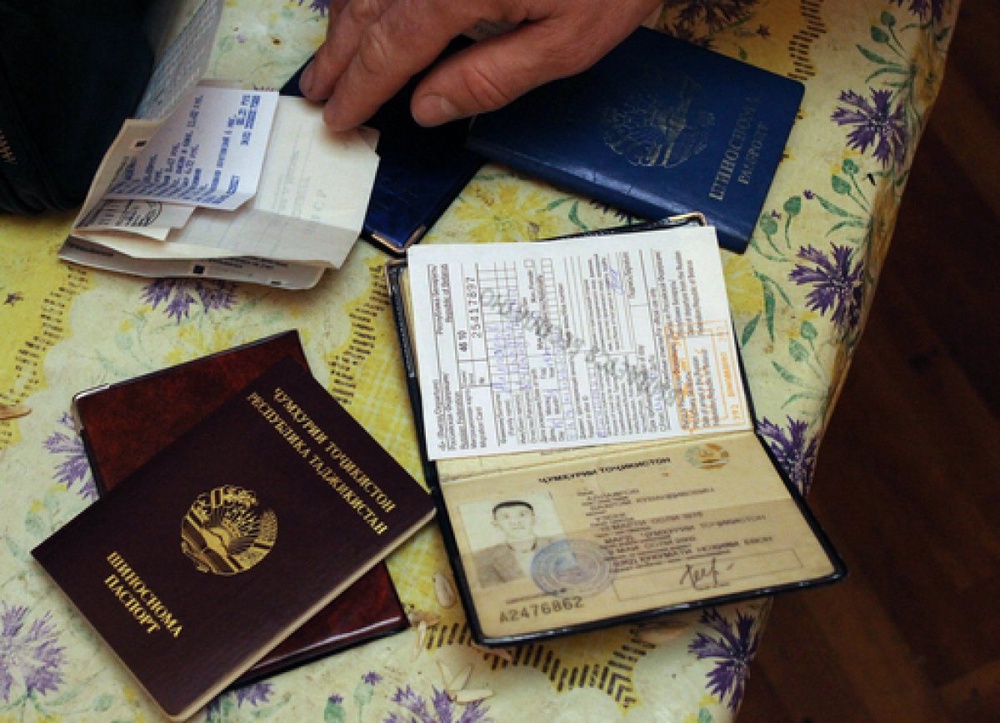 Проверка документов иностранных рабочих. Фото ©РИА Новости