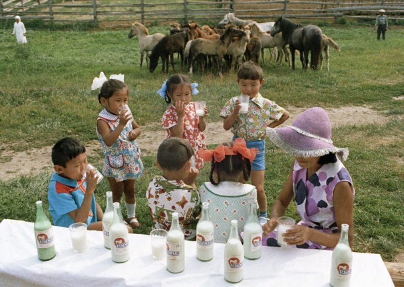 Дети пьют кумыс на кумысной ферме. Фото ©РИА Новости