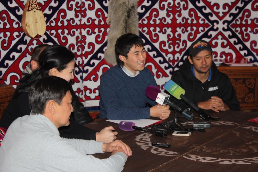Чингиз Лепсибаев (второй справа) на пресс-конференции. Фото Ренат Ташкинбаев