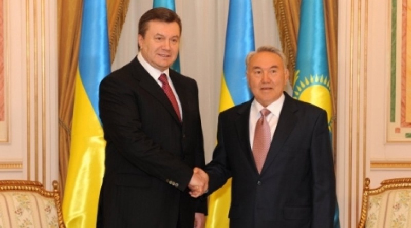 Президент Казахстана Нурсултан Назарбаев (справа) и Президент Украины Виктор Янукович. Фото ©akorda.kz