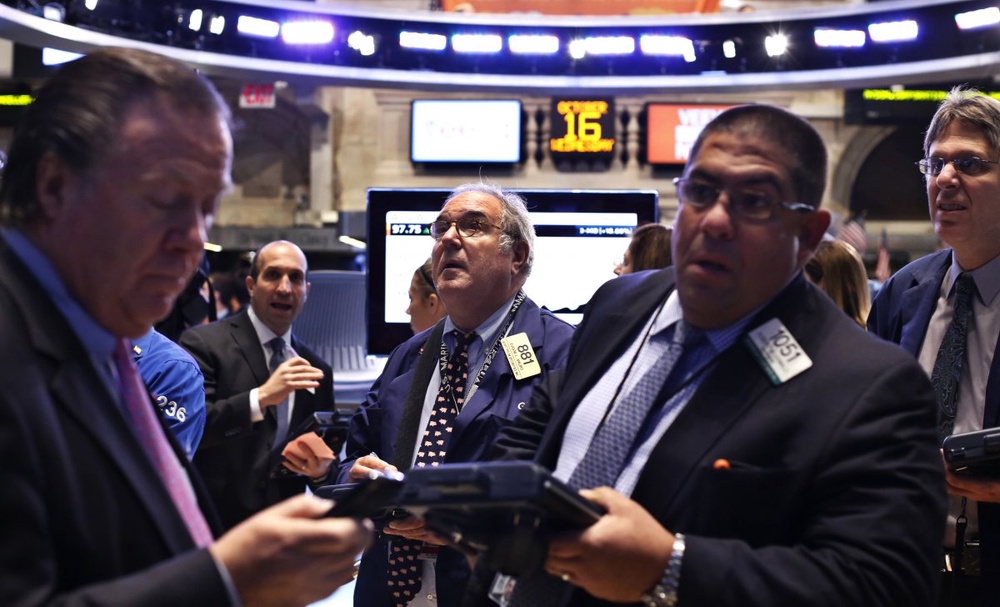 Трейдеры Нью-Йоркской фондовой биржи 16 октября 2013 года. Фото ©REUTERS