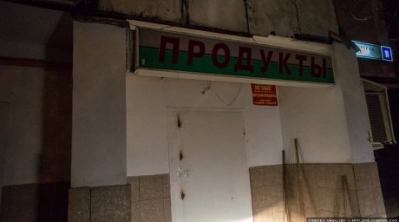 Опечатанная дверь магазина, где незаконно удерживали людей. Фото ©ntv.livejournal.com/Тимофей Васильев