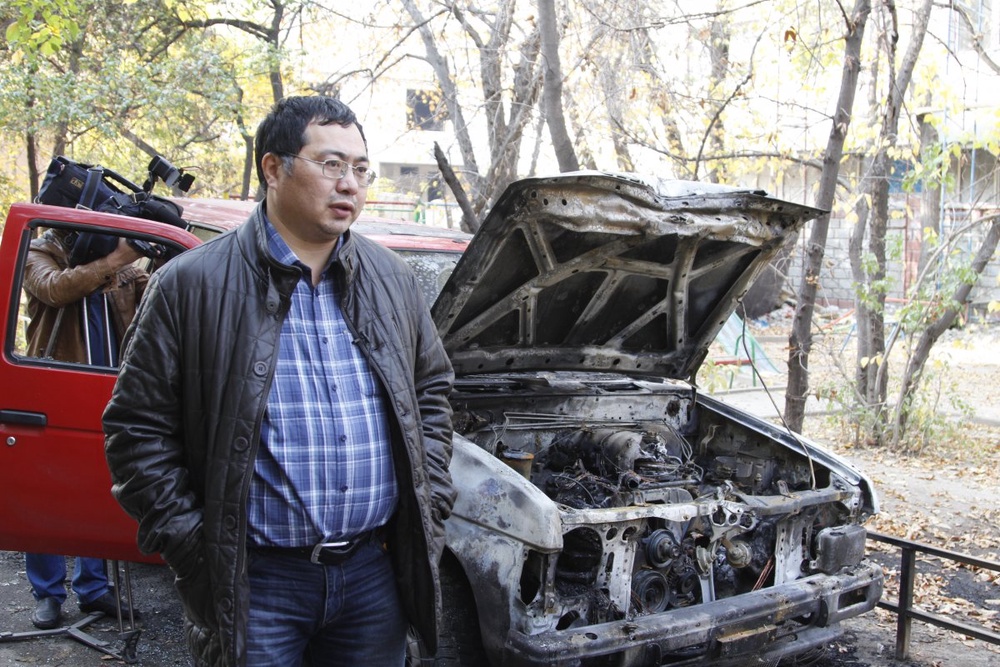 Неизвестные подожгли авто защитника заемщиков Kaspi bank Нарымбаева.
Фото ©Владимир Прокопенко