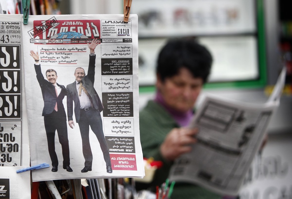 Фото премьер-министра Грузии Биздины Иванишвили и кандидата в президенты Георгия Маргвелашвили в прессе. Фото ©REUTERS